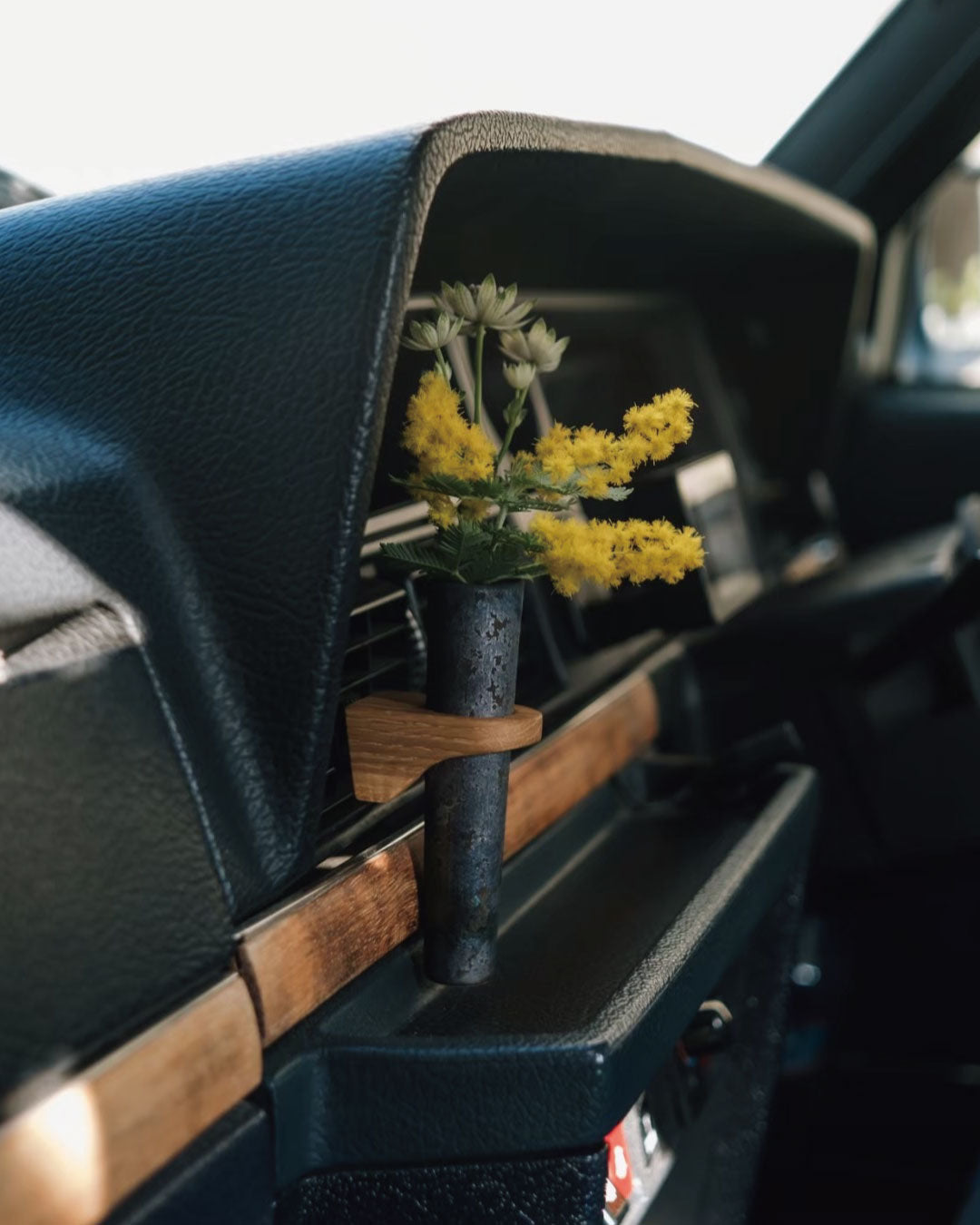 CAR FLOWER VASE (Black)
